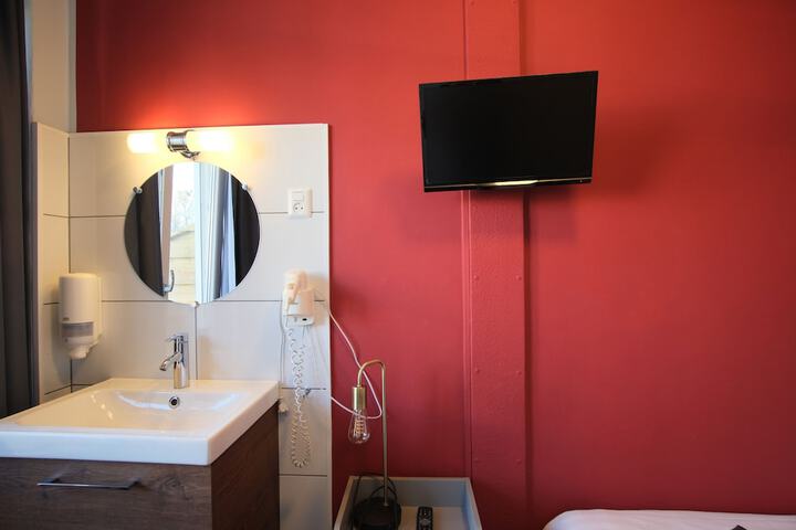 Room 33 of 82