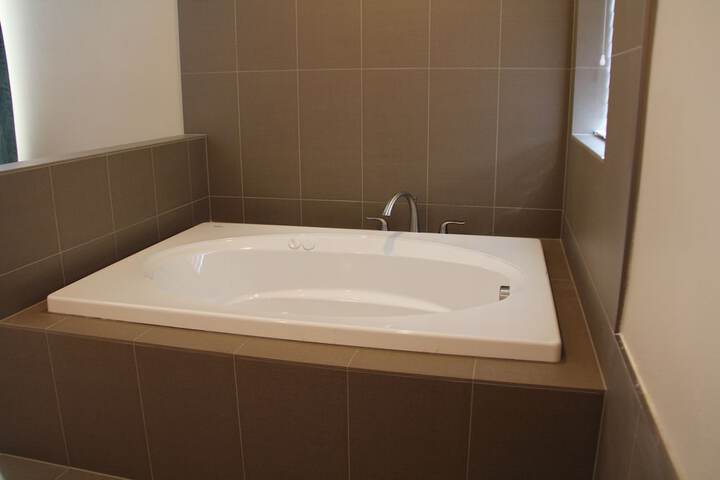 Jetted tub