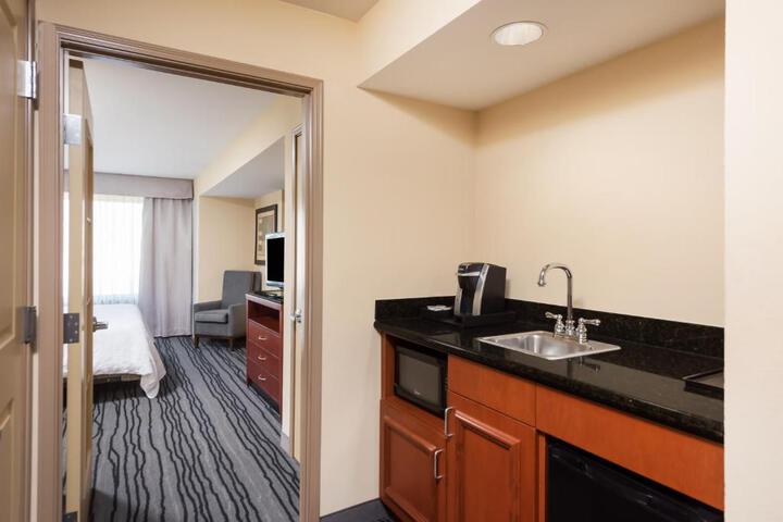 1 King Bed Hearing Accessible (8 of 25)