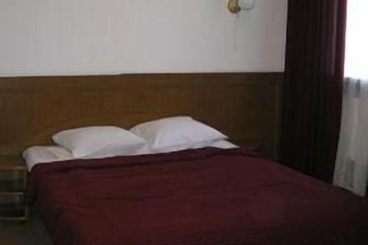 Room 9 of 33