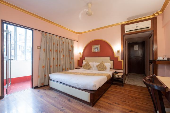 Room 4 of 33