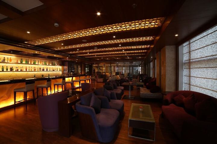 Lounge 47 of 54