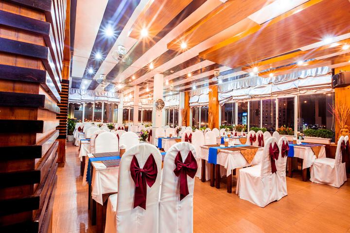 Ballroom/Hall 23 of 27