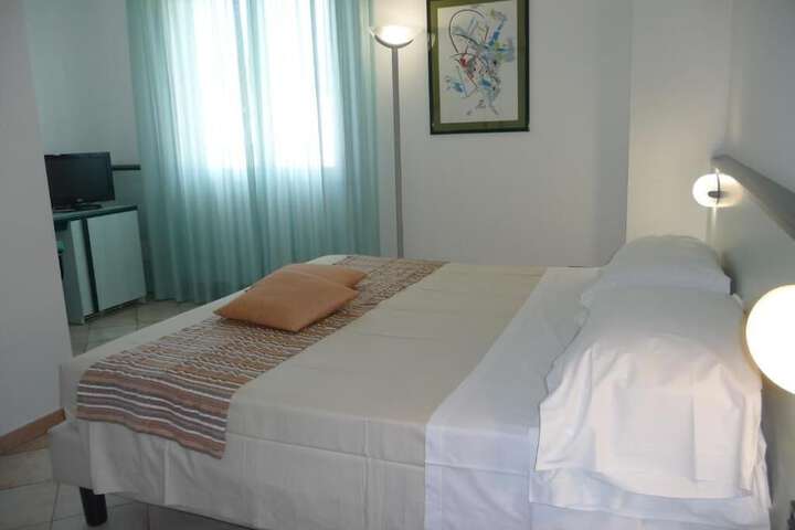 Room 13 of 42