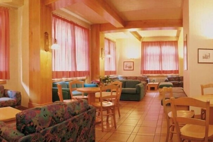 Lounge 40 of 62