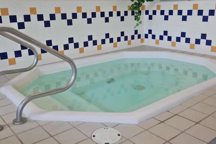 Indoor spa tub