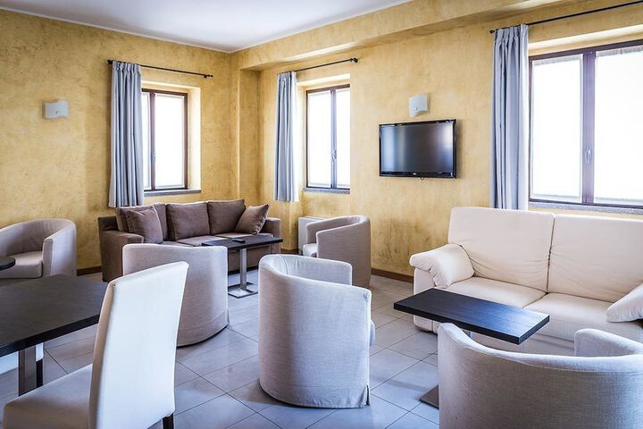 Lounge 13 of 16