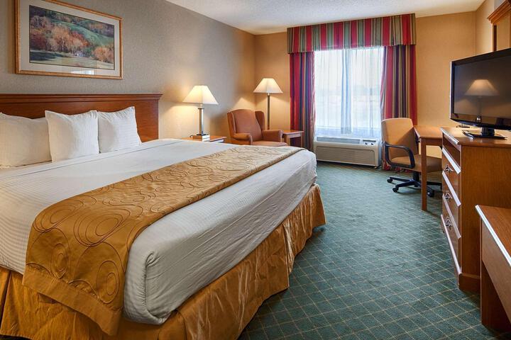 1 King Bed Microwave and Refrigerator WiFi Flat Screen HDTV Work Desk Full Breakf (12 of 13)