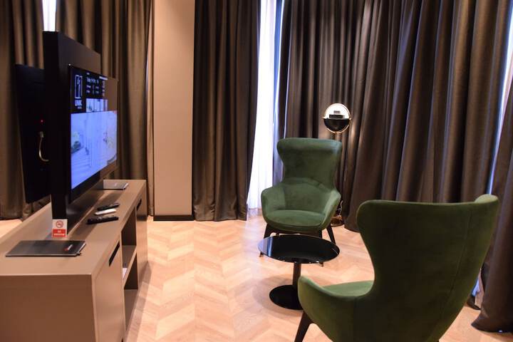 Lounge 72 of 77