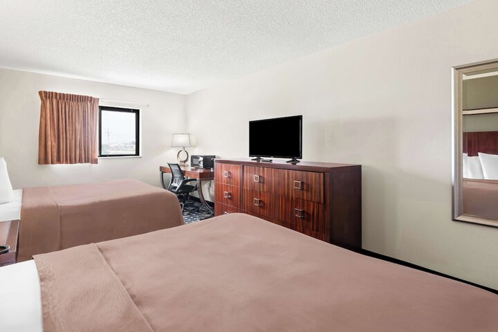 2 Queen Beds (7 of 9)