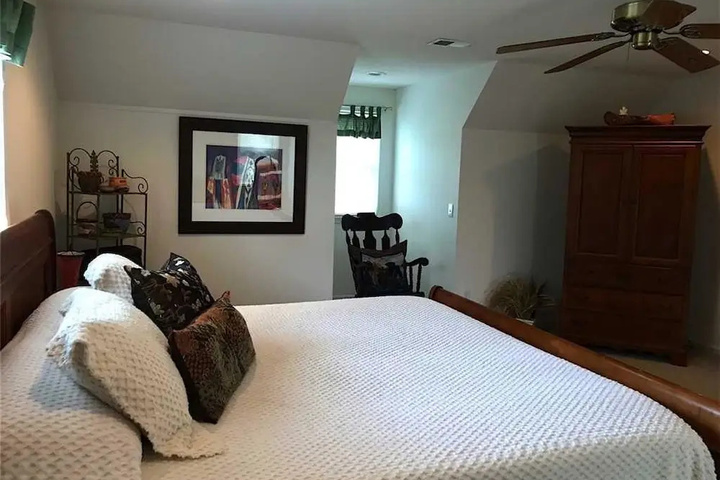 Room 5 of 18