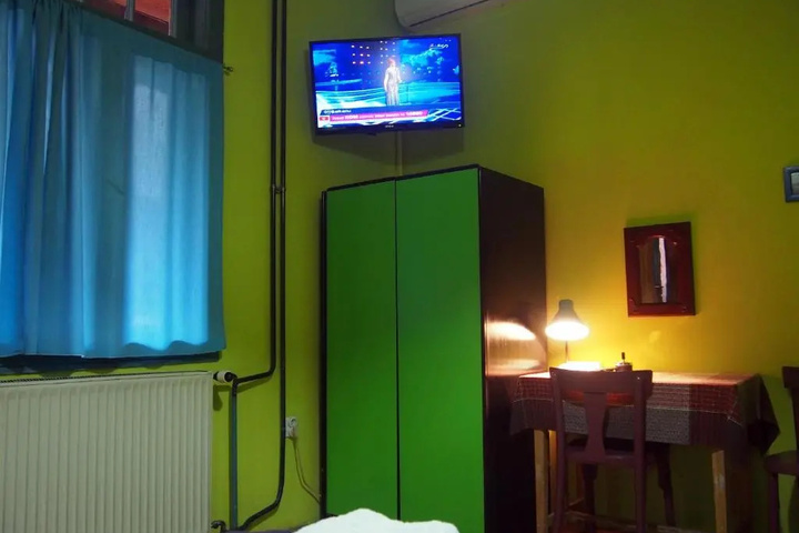 Room 4 of 18