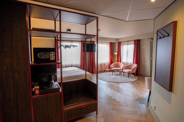 Room 3 of 40