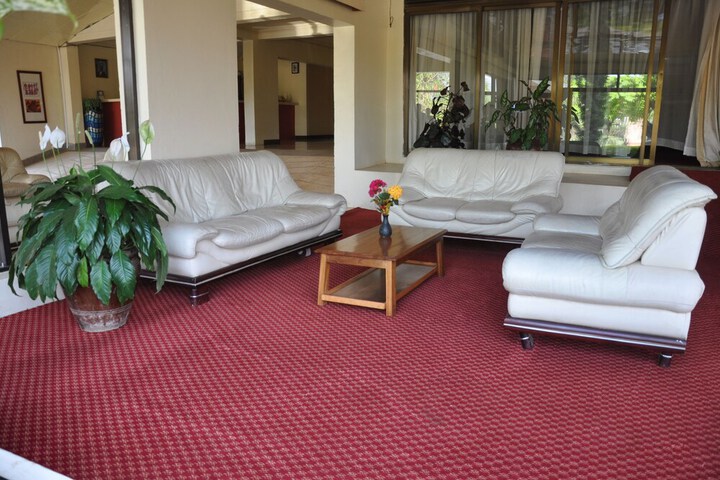 Lounge 16 of 23