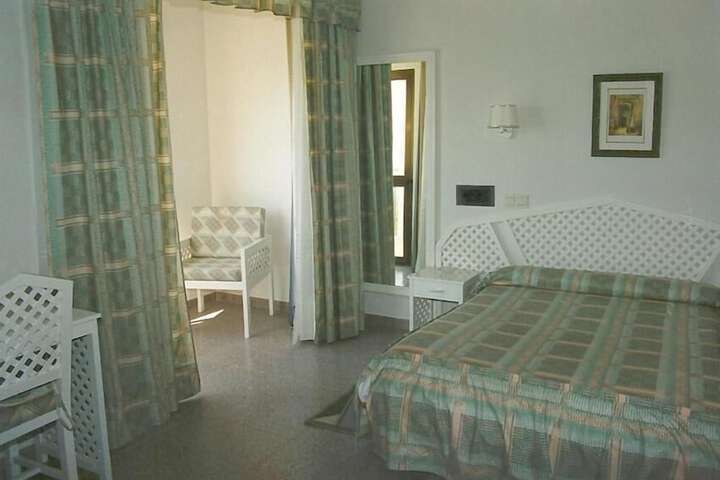 Room 12 of 34