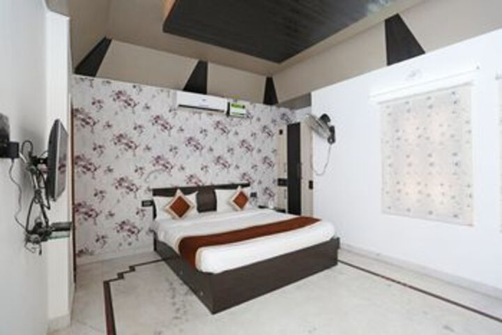 Room 12 of 26
