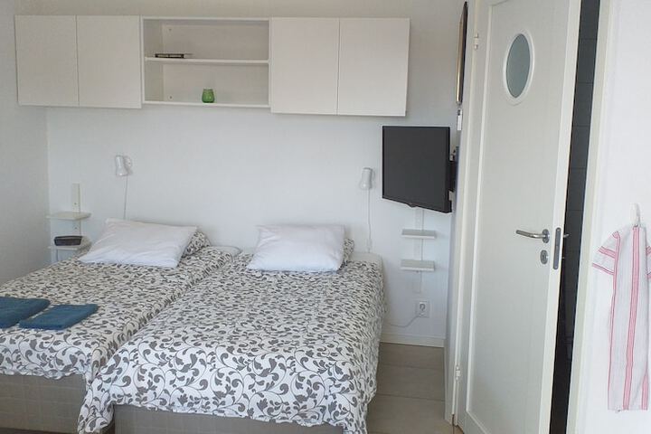Room 5 of 164