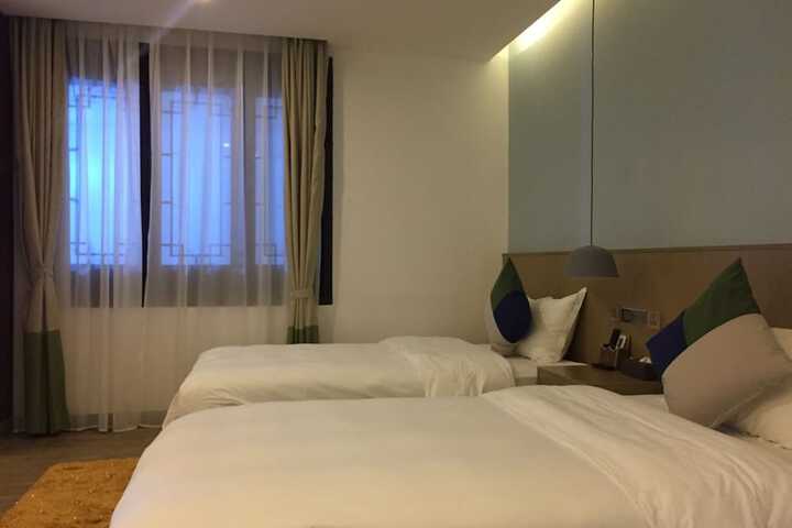 Room 5 of 15