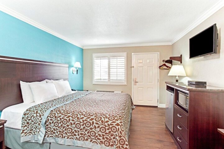 1 King Bed (2 of 8)