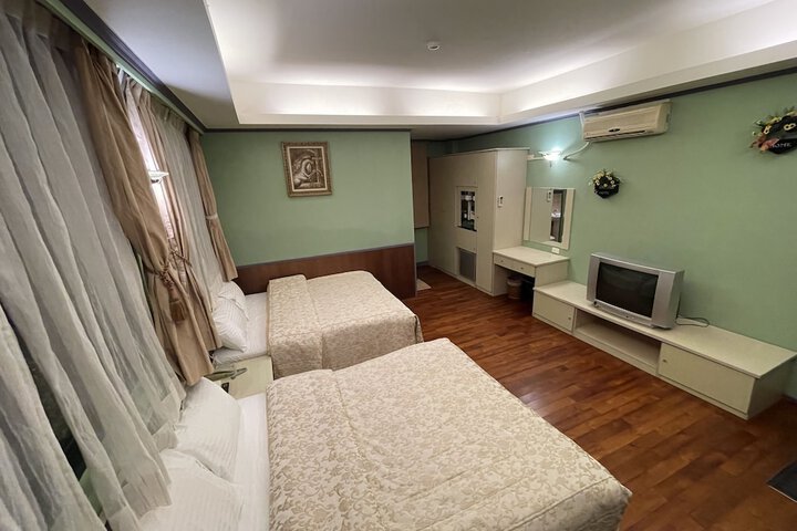 Room 8 of 33