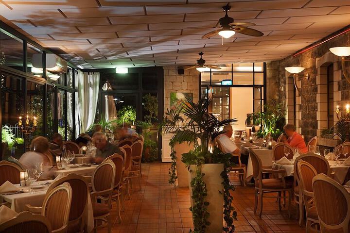 Dining 72 of 177