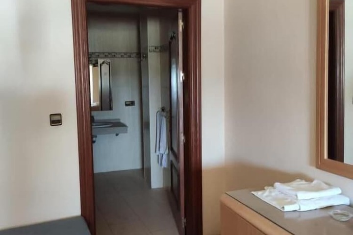 Room 5 of 9
