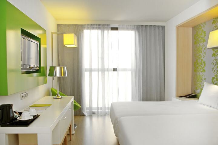 Room 12 of 80