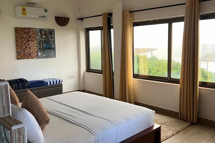 Room 8 of 18