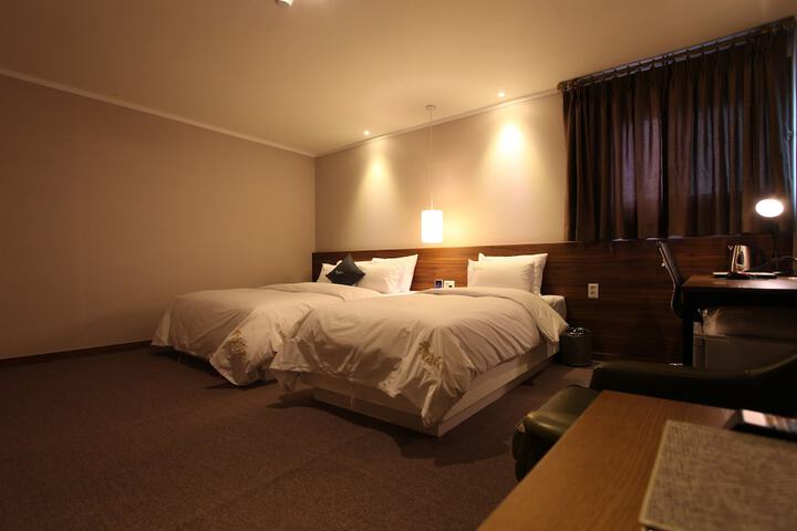 Room 28 of 53