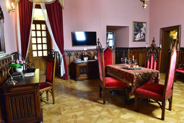 Room 8 of 17