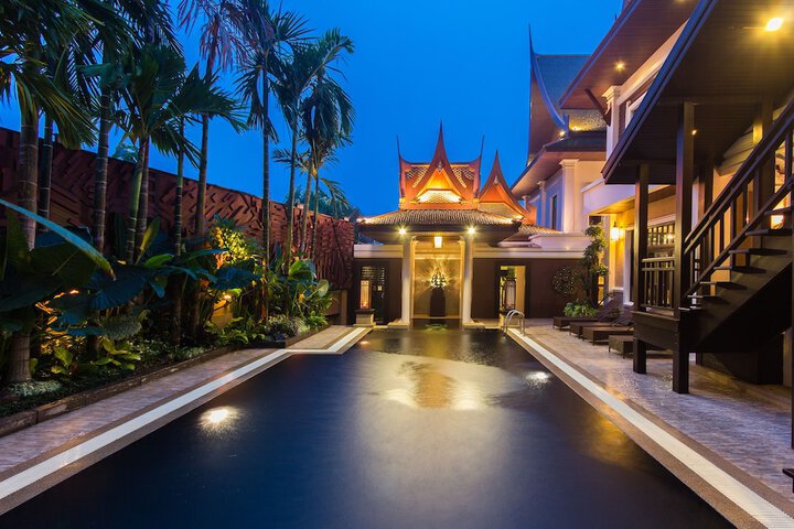 Hotel with Pool