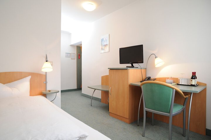 Room 3 of 37