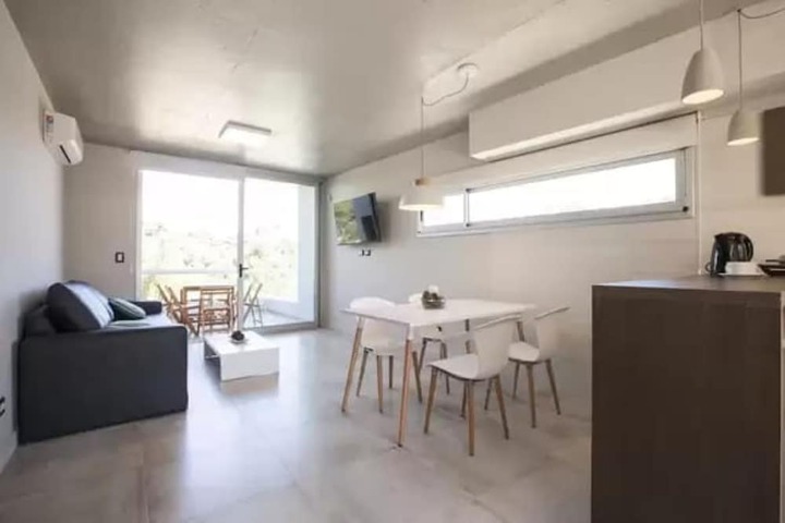Room 8 of 18