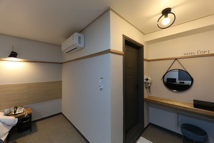 Room 46 of 100