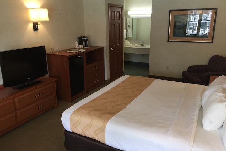 1 King Bed (13 of 16)