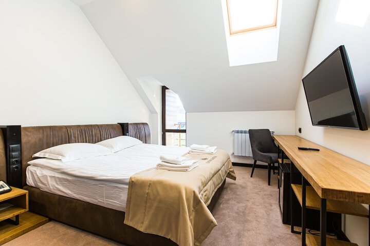 Room 4 of 28
