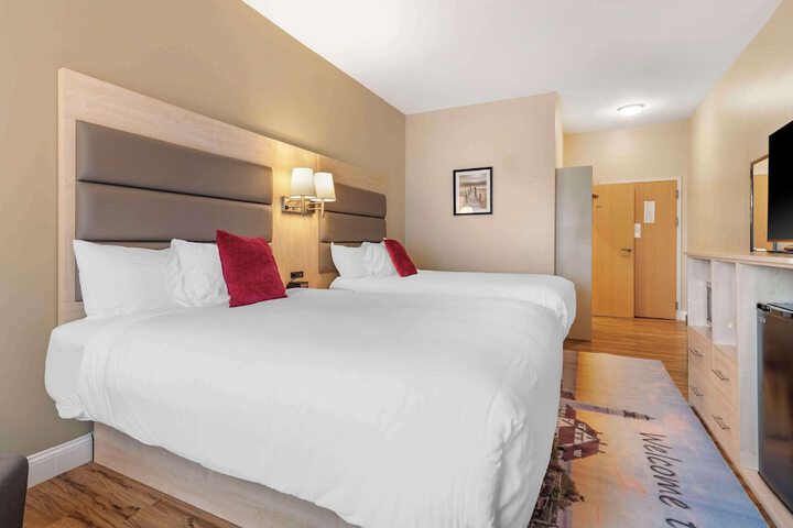 Quadruple 2 Queen Beds Accessible (4 of 11)