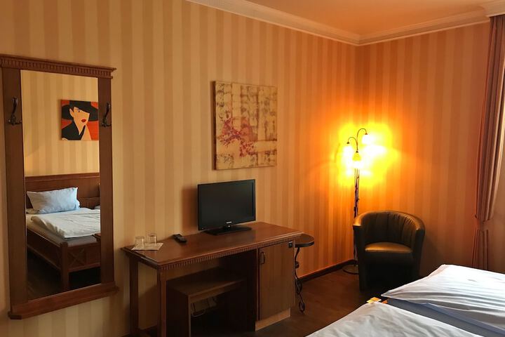 Room 4 of 12