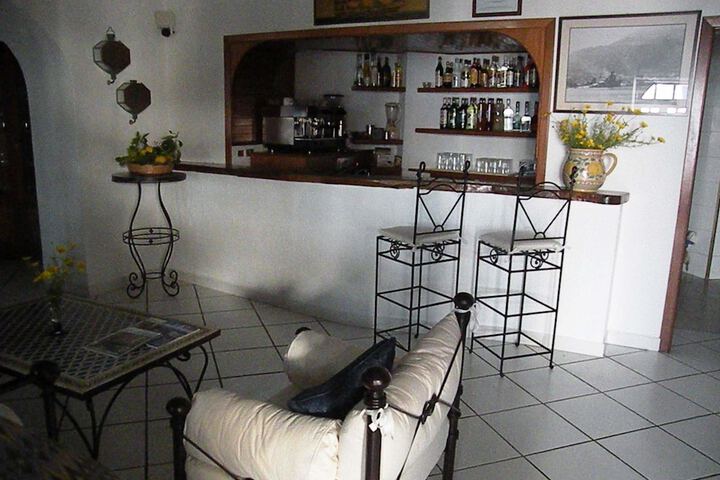 Lounge 24 of 41