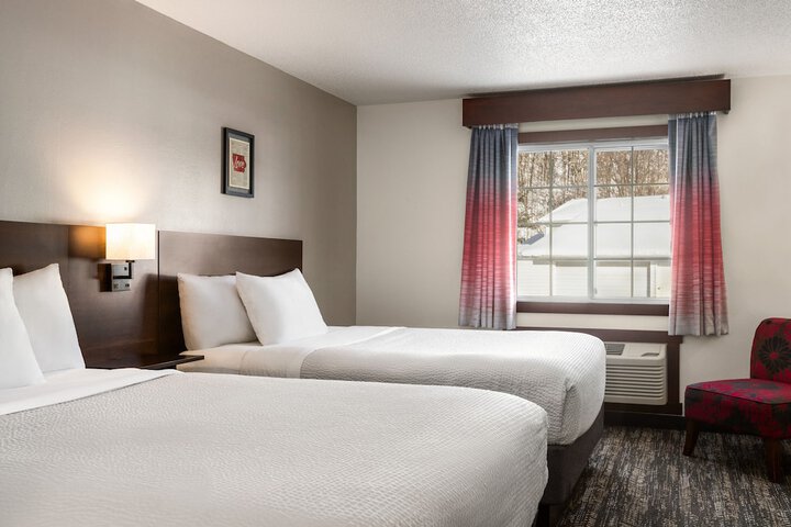 2 Queen Beds (7 of 9)