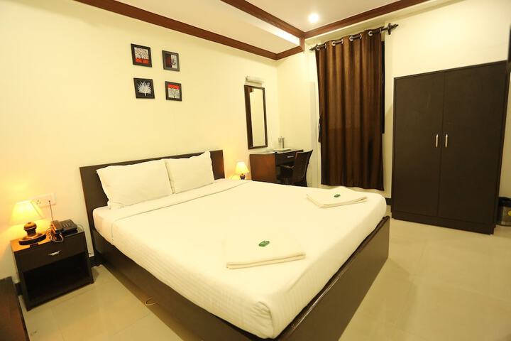 Room 9 of 32