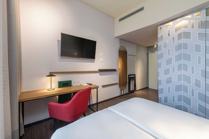 Room 7 of 164