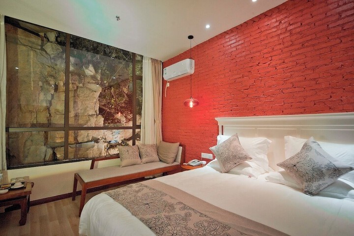 Room 50 of 161