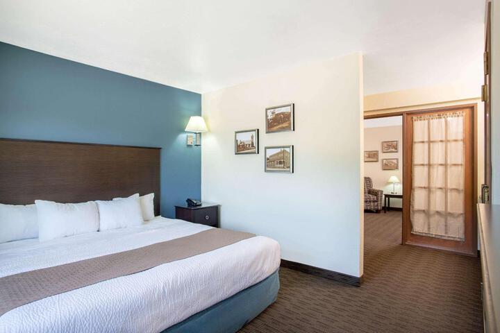1 King Bed (2 of 17)
