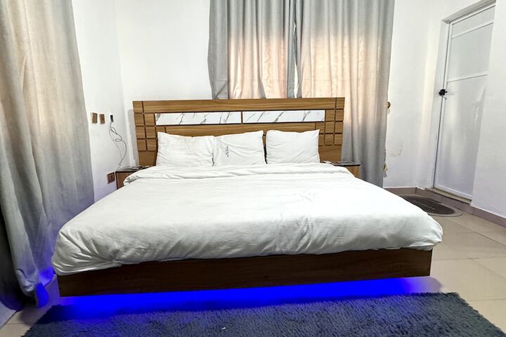 Room 4 of 9