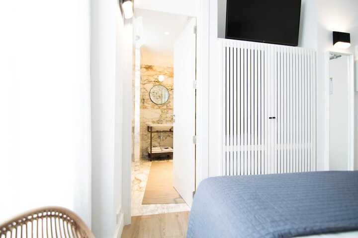 Room 4 of 77