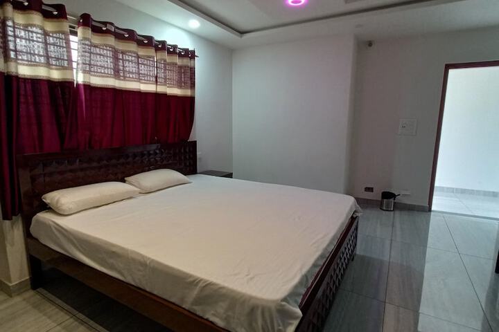 Room 4 of 33