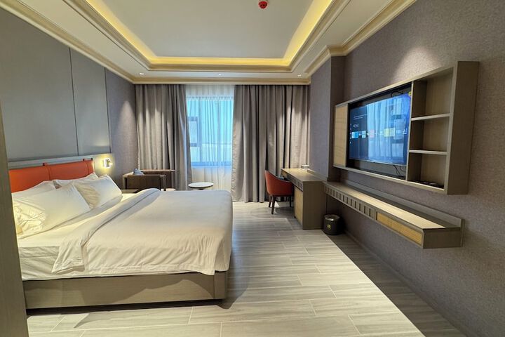 Room 8 of 10