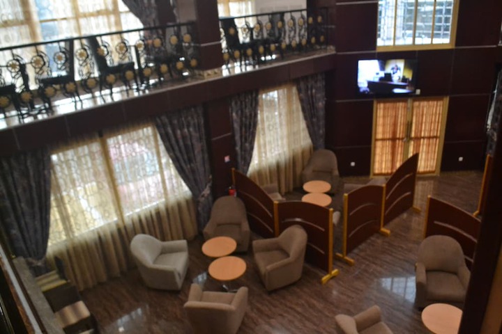 Lounge 44 of 59