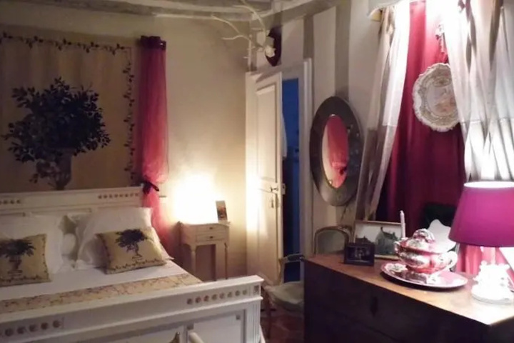 Room 4 of 9